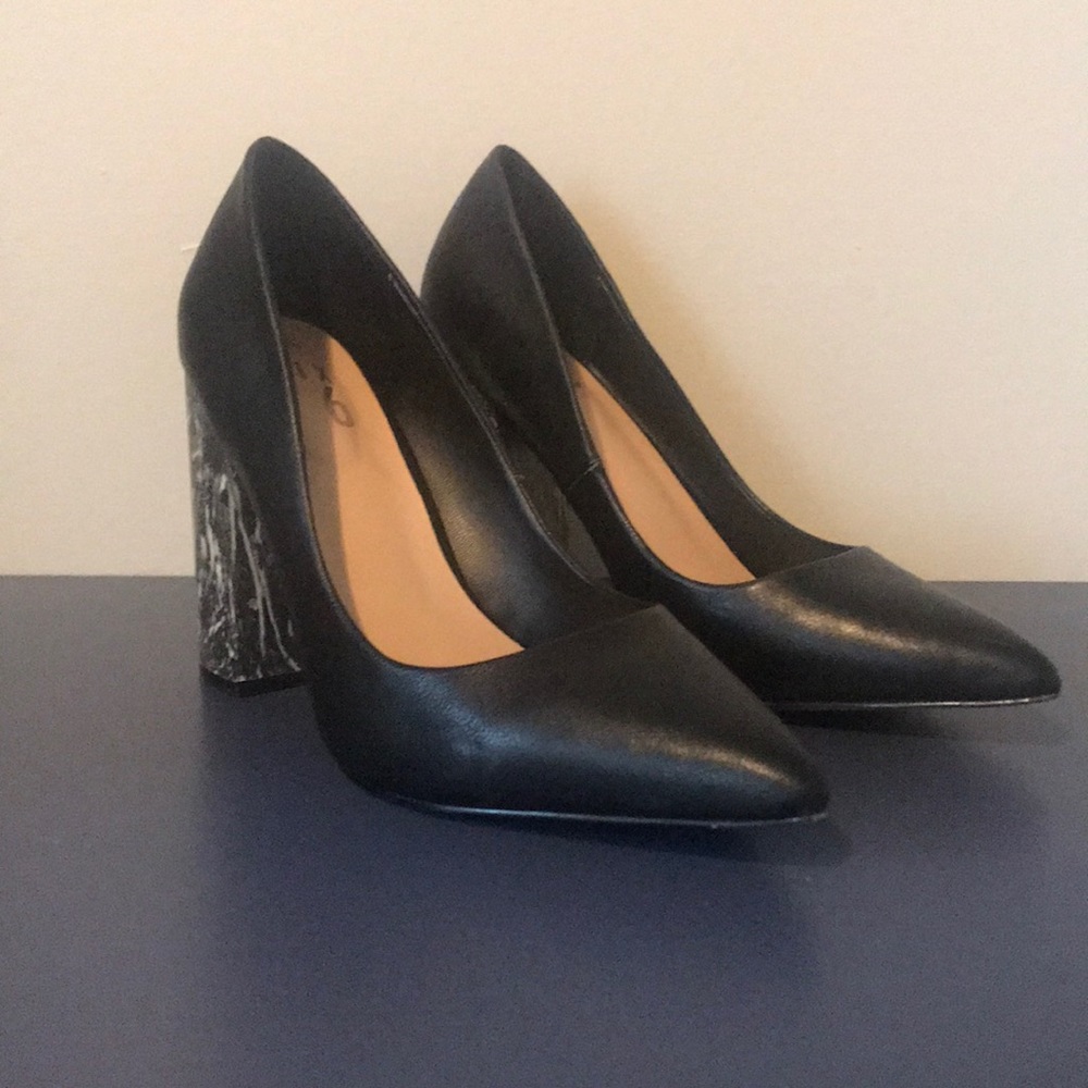 Black chunky pump